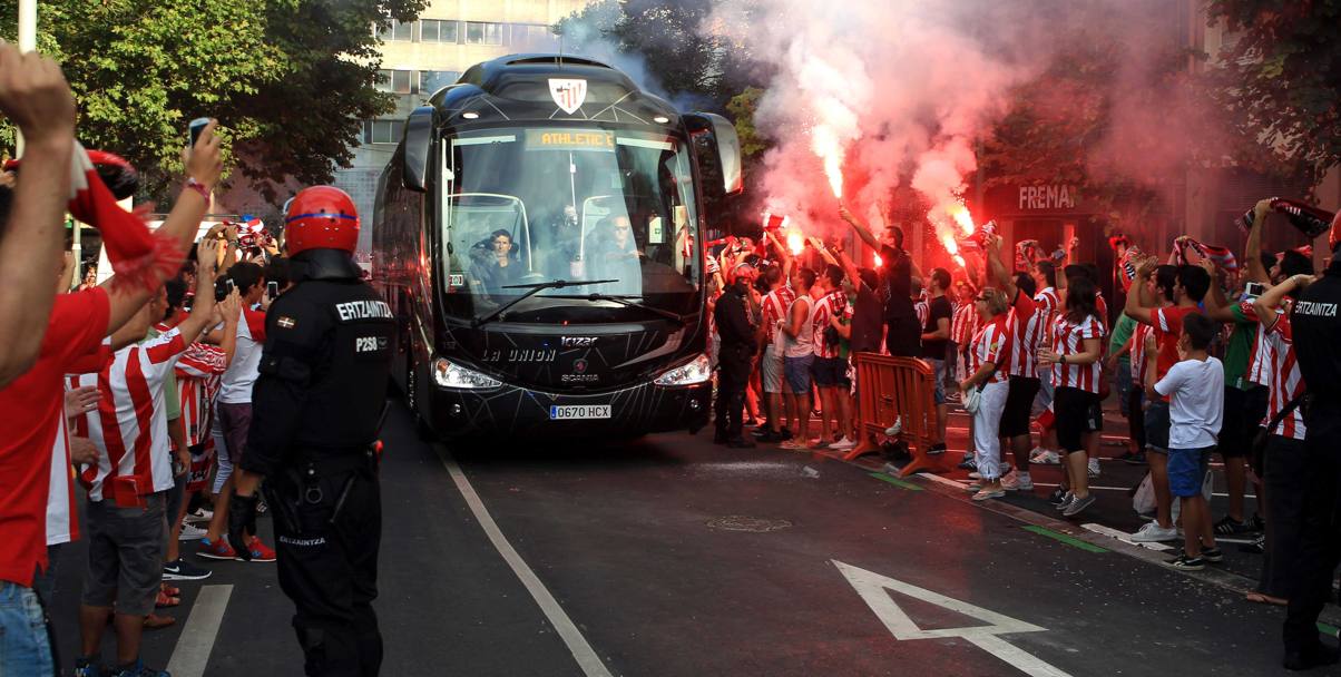 L&#39;accoglienza dei tifosi del Bilbao ai loro giocatori. LaPresse